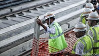 Budi Karya mengecek rel kereta LRT.