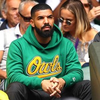 Menyaksikan laga tenis di Wimbledon tak semerta-merta mengubah gaya Drake yang bernuansa urban hip-hop. Sang rapper memilih drake bernuansa hijau kuning, warna yang identik dengan olahraga tenis. (Foto: Getty Images)