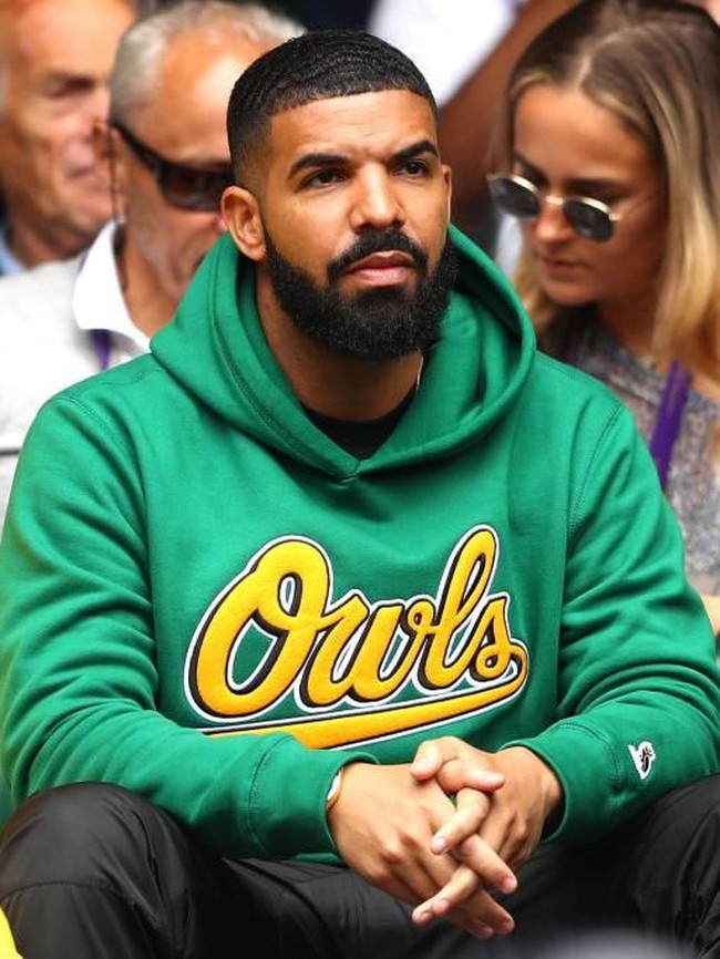 Menyaksikan laga tenis di Wimbledon tak semerta-merta mengubah gaya Drake yang bernuansa urban hip-hop. Sang rapper memilih drake bernuansa hijau kuning, warna yang identik dengan olahraga tenis. (Foto: Getty Images)