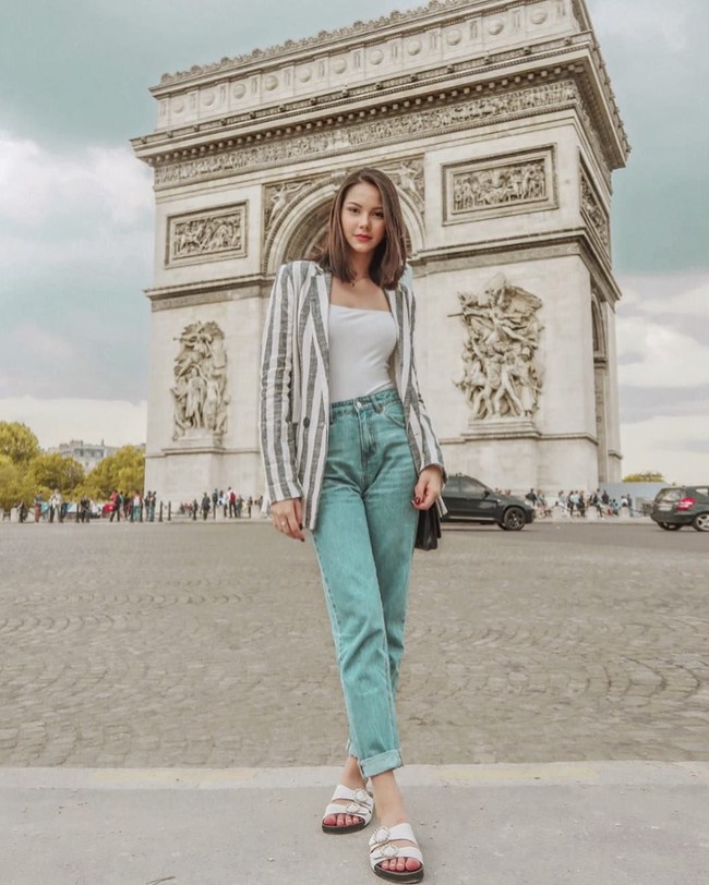 Nama Alyssa Daguise tengah menjadi sorotan menyusul percintaannya dengan Al Ghazali. Instgram-nya penuh dengan foto OOTD yang membuktikan dirinya seorang fashionista sejati. Di foto ini, Alyssa memberikan gaya casual chic terbaiknya saat berlibur di Paris, Prancis. Walau hanya mengenakan sendal, Alyssa tetap terlihat memukau. (Foto: Instagram/alyssadaguise)