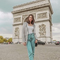 Nama Alyssa Daguise tengah menjadi sorotan menyusul percintaannya dengan Al Ghazali. Instgram-nya penuh dengan foto OOTD yang membuktikan dirinya seorang fashionista sejati. Di foto ini, Alyssa memberikan gaya casual chic terbaiknya saat berlibur di Paris, Prancis. Walau hanya mengenakan sendal, Alyssa tetap terlihat memukau. (Foto: Instagram/alyssadaguise)