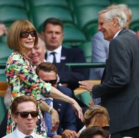 Dress motif abstrak bernuansa kehijaun-oranye menjadi andalan pemimpin redakis majalah Vogue Amerika. Tak ketinggalan kacamata hitam besar untuk melindungi matanya dari sinar matahari. (Foto: Getty Images)