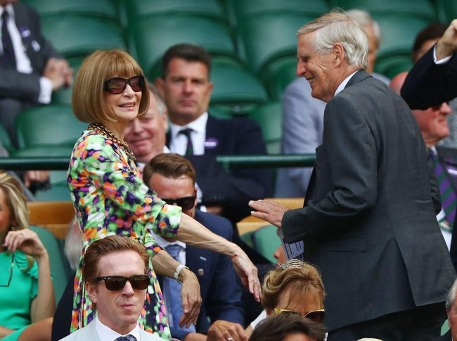 Dress motif abstrak bernuansa kehijaun-oranye menjadi andalan pemimpin redakis majalah Vogue Amerika. Tak ketinggalan kacamata hitam besar untuk melindungi matanya dari sinar matahari. (Foto: Getty Images)