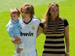 Pesona Vanja Bosnic, Istri dan Agen Kapten Timnas Kroasia Luka Modric