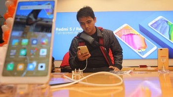 Ketika Mi Fans menjajaln produk Xiaomi di Mi Store Yogyakarta. Foto: Xiaomi Indonesia