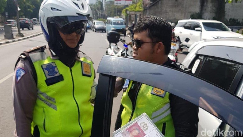 Polisi Gadungan di JLNT Casablanca Ngaku Anak Perwira Polisi Gadungan di JLNT Casablanca Ngaku Anak Perwira