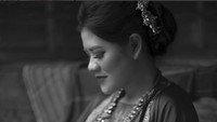 Tone hitam putih tak menghilangkan keanggunan Kahiyang Ayu yang bakal menjadi seorang ibu. Foto: (IG Diera Bachir)