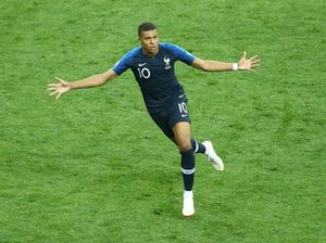 Baru Kali Ini Varane Bertemu Alien Semuda Mbappe