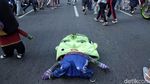 Aksi Badut Cilik Hibur Pengunjung CFD