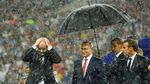 Momen Putin Dipayungi Saat Presiden Kroasia-Prancis Kehujanan