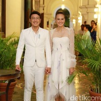 Nadine Chandrawinata menjadi ratu semalaman saat resepsi kedua pernikahannya dengan Dimas Anggara digelar di Batavia Marina, Jakarta Utara, Minggu (15/7/2018). Untuk momen istimewa tersebut, Nadine berbalut gaun yang dihiasi motif ubur-ubur tiga dimensi nan unik. (Foto: Ismail/detikFoto)