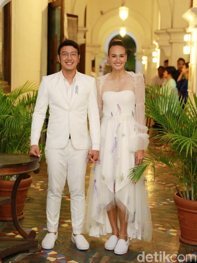 Nadine Chandrawinata menjadi ratu semalaman saat resepsi kedua pernikahannya dengan Dimas Anggara digelar di Batavia Marina, Jakarta Utara, Minggu (15/7/2018). Untuk momen istimewa tersebut, Nadine berbalut gaun yang dihiasi motif ubur-ubur tiga dimensi nan unik. (Foto: Ismail/detikFoto)