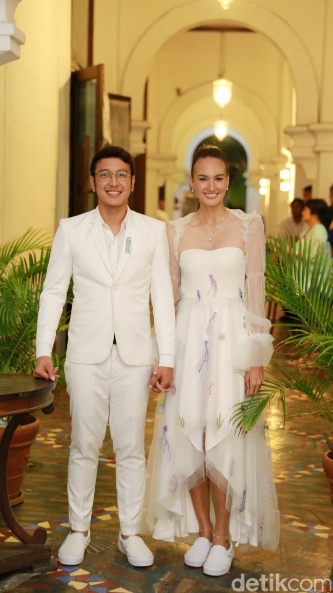 Sepekan setelah pernikahannya di Lombok, Nusantara Tenggara Barat, Dimas Anggara dan Nadine Chandrawinata menggelar resepsi di Batavia Marina, Jakarta Utara, Minggu (15/7/2018). Selain kemesraan sejoli ini, sorotan pun tertuju pada gaya unik sang pengantin perempuan. (Foto: Ismail/detikFoto)