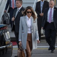 Tidak ketinggalan sepasang flat shoes Christian Louboutin berwarna senada, berikut  tas Birkin Hermes coklat yang harganya bisa mencapai hingga ratusan juta rupiah. (Foto: Getty Images)