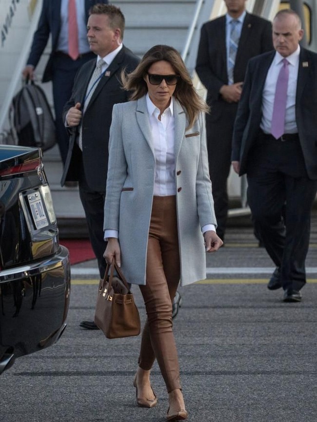 Tidak ketinggalan sepasang flat shoes Christian Louboutin berwarna senada, berikut  tas Birkin Hermes coklat yang harganya bisa mencapai hingga ratusan juta rupiah. (Foto: Getty Images)