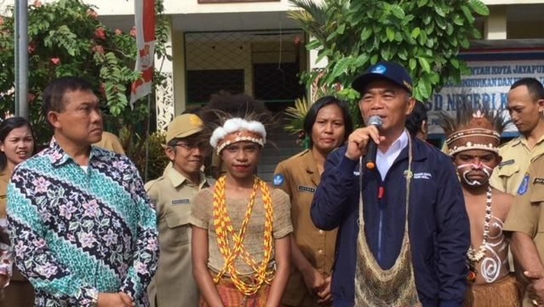 Hari Pertama Masuk Sekolah, Mendikbud Kunjungi SD Kembar di Papua Hari Pertama Masuk Sekolah, Mendikbud Kunjungi SD Kembar di Papua