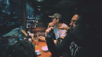 Ketika berlibur ke Shibuya, Tokyo. Reza terlihat asyik mencicipi yakitori yang gurih dan lezat, di sebuah kedai makanan. Foto: Instagram @rapyourbae