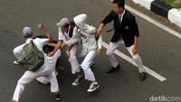 Seorang siswa yang berada di sekitar lokasi berusaha melerai perkelahian tersebut.