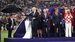 Momen Putin Dipayungi Saat Presiden Kroasia-Prancis Kehujanan