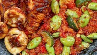 Sambal pete makin enak dengan paduan lauk lain. Kali ini @lusiaa_vv memilih cumi bakar dengan bumbu kecap yang menggoda selera. Foto: Instagram