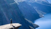 Ini dirinya tatkala sedang berada di Trolltunga, tebing yang berada di ketinggian 1.100 Mdpl. Tebing dengan pemandangan cantik ini berada di Hordaland, Norwegia. (lasselom/Instagram)