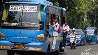 Ada juga pelajar yang menumpangi bus dengan bergelantungan di pintu. Aksi seperti ini tentunya membahayakan dan tak patut di contoh.