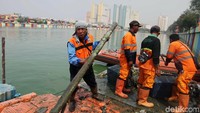 Bersih-bersih Danau Sunter dilakukan dari jam 8 pagi hingga jam 4 sore setiap harinya.