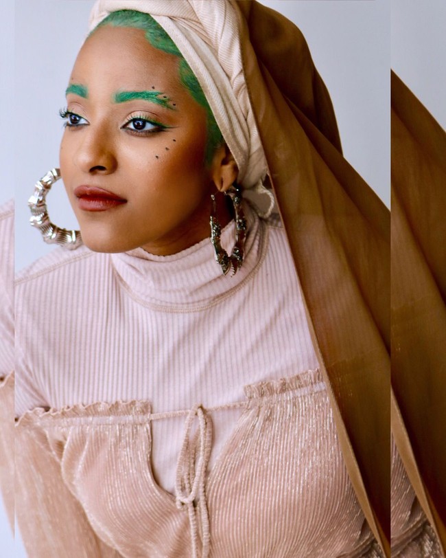 Finalis Miss Muslimah USA 2018 ini senang bermain dengan warna. Uniknya, ia tak segan mewarnai alisnya dengan warna-warna mencolok seperti ungu, biru, hingga hijau. (Foto: Instagram/chic.nunar)