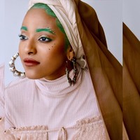 Finalis Miss Muslimah USA 2018 ini senang bermain dengan warna. Uniknya, ia tak segan mewarnai alisnya dengan warna-warna mencolok seperti ungu, biru, hingga hijau. (Foto: Instagram/chic.nunar)