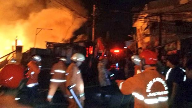 Gudang Material Terbakar di Jakut, 16 Unit Damkar Dikerahkan