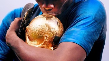 Instagram Paul Pogba menampakkannya sedang memeluk Piala Dunia. Foto: istimewa