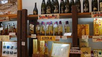 Masyarakat Okinawa memang sudah dari masa lampau familiar dengan minuman keras dan menyebut sake ular ini dengan nama Ryukyu Habuball. Sake ini sudah dicampur dengan ekstrak bisa ular viper (Masaul/detikTravel)