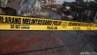 Garis polisi juga dipasang di lokasi kebakaran.