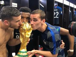 Gaya Para Bintang Prancis Pamer Piala Dunia di Instagram