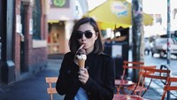 Walau berbadan ramping, Lolita juga menyukai dessert manis yang disukai semua orang. Gaya wanita berusia 23 tahun ini sangat mempesona, ya! Kali ini ia melahap es krim vanilla dan cokelat itu di Melbourne, Australia.Foto: Instagram lolitaasugtine
