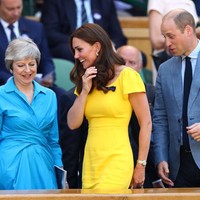 Dalam pertandingan itu, Kate pun menyita atensi memakai gaun minimalis Dolce & Gabbana. Gaun dengan lengan flare itu adalah bagian dari koleksi Resort 2017 dan kini sudah habis terjual. Foto: Dok. Getty Images