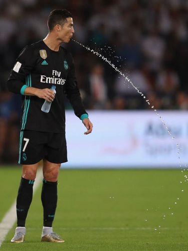 Cristiano Ronaldo juga pernah menyemburkan air minumnya. Perilaku ini disebut-sebut berkaitan dengan carb rinsing, yakni merangsang otak untuk bereaksi terhadap karbohidrat.