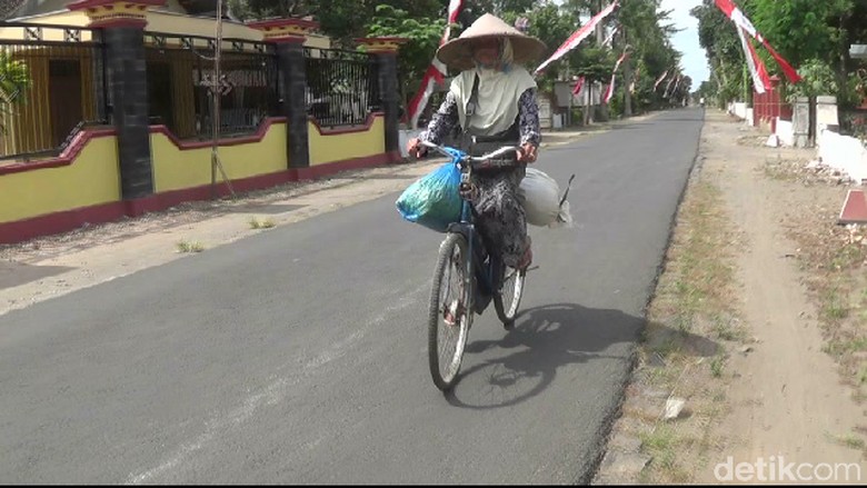 Demi Haji, Nenek Penjual Bunga Kenanga Bersepeda 20 Km Tiap Hari Demi Haji, Nenek Penjual Bunga Kenanga Bersepeda 20 Km Tiap Hari