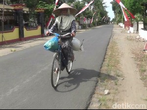 Demi Haji, Nenek Penjual Bunga Kenanga Bersepeda 20 Km Tiap Hari
