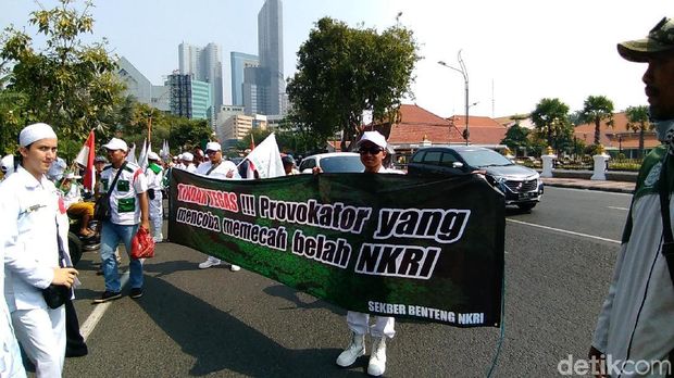 Massa membawa spanduk penolakan separatisme