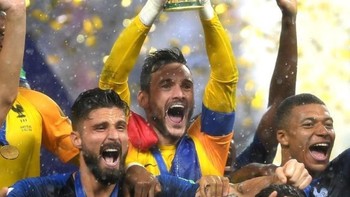 Kapten tim yaitu sang kiper Hgo Lloris memasang foto saat dia mengangkat Piala Dunia. Foto: istimewa