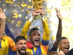 Gaya Para Bintang Prancis Pamer Piala Dunia di Instagram