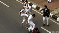 Belum diketahui pemicu perkelahian antar siswa tersebut. Yang pasti perilaku ini tak pantas ditiru.