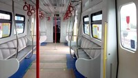 Dan delapan rangkaian kereta LRT Jakarta atau 16 gerbong kereta akhirnya lengkap mendarat di atas rel pada malam hari kemarin setelah tiba dua hari sebelumnya di Pelabuhan Tanjung Priok.