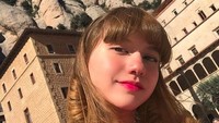 Selfie berlatar Montserrat, Barcelona (cassandraslee/Instagram)