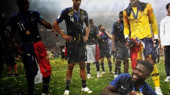 Samuel Umtiti tampak begitu semringah dikelilingi rekan-rekannya. Foto: istimewa