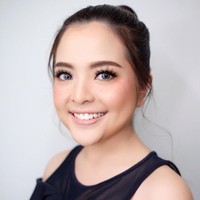 Didandani oleh makeup artist dari Victoria Makeup, Tasya terlihat segar. Sang makeup artist membuat makeup flawless dengan nuansa pink-nude.  Foto: Instagram@victoria_makeupatelier