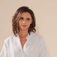 Victoria Beckham selalu bangun pagi pukul 06.00 dan mengawali hari dengan minum dua sendok cuka apel serta smoothie sehat dari campuran sayur dan buah. Foto: Getty Images