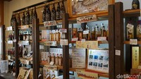 Minuman keras ini juga dikenal sebagai Awamori, sebutan bagi warga lokal Okinawa. Bahan dasar berupa beras indica yang diimpor dari Thailand (Masaul/detikTravel)