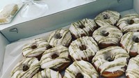 Tak selalu konsumsi makanan sehat. Kris Jenner juga ternyata menyukai makanan manis lho. Stt, ada donat dengan taburan matcha yang manis enak. Foto: Instagram @krisjenner